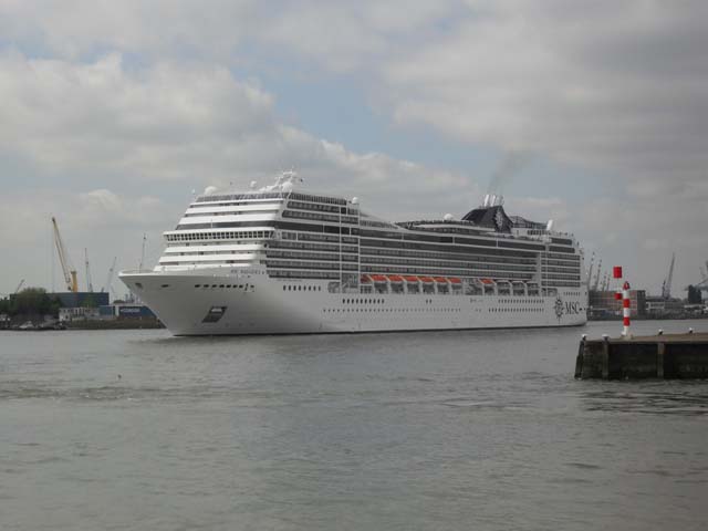 Cruiseschip ms MSC Magnifica van MSC Cruises aan de Cruise Terminal Rotterdam